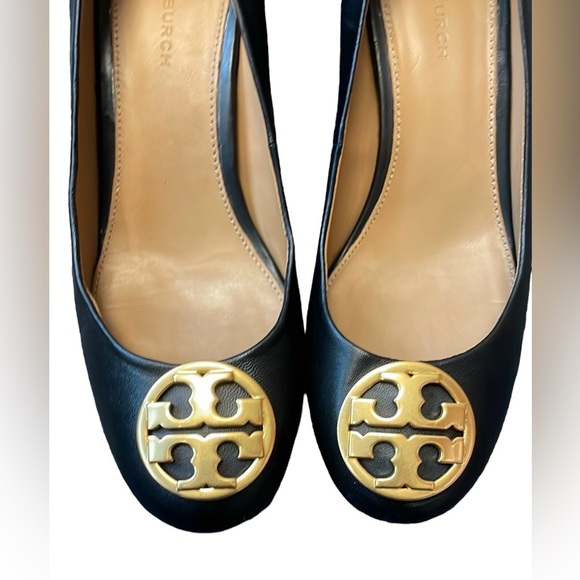EUC Tory Burch Chelsea black leather heels with gold logo buckle, size 6 - Picture 2 of 9